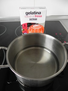 Aádimos la gelatina una vez que el agua haya hervido y fuera del fuego