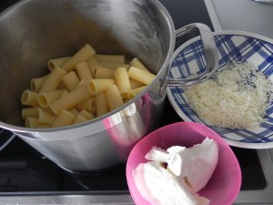 Volvemos a poner la pasta en la cacerola, y añadimos el queso ricotta y el parmesano