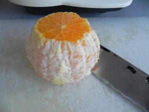 Pelamos y cortamos la naranja
