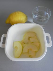 Ponemos las manzanas en un recipiente con agua y zumo de limón