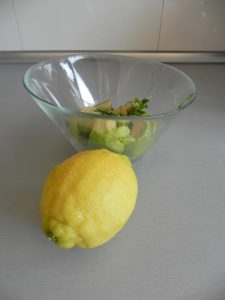 Añadimos un buen chorro de limón para que no se oxide