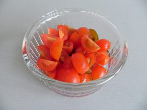 Cortamos los tomates cherries en cuartos