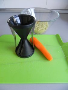 Rallamos la zanahoria o hacemos espirales con ella (si tenéis un aparatito como éste)