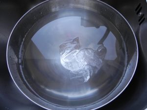 Colocamos hielo en un recipiente con agua para cortar la cocción