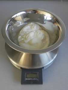 Ponemos el yogurt griego en un bol