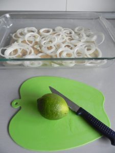 Lavamos la lima (o el limón), y lo ponemos sobre la cebolla y el ajo