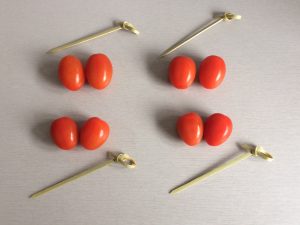 Buscamos parejas de tomatitos cherry (pera) del mismo tamaño