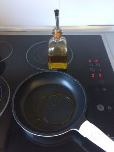 Ponemos un poco de aceite en una sartén