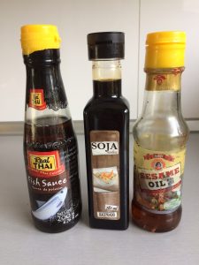 Ingredientes especiales cocina china: salsa de pescado, salsa de soja y aceite de sésamo