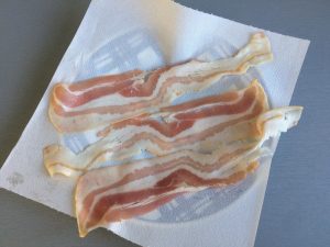 Hacemos el bacon en el micro sobre papel absorbente