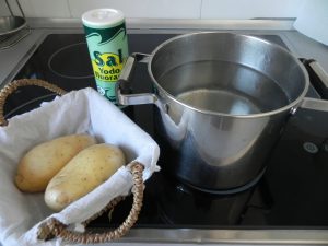 Ponemos agua a hervir con sal y añadimos las patatas