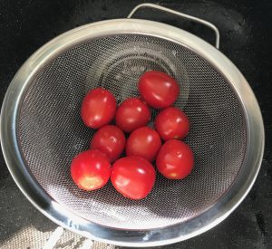 Lavamos los tomates cherry