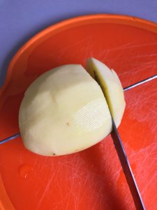 Cortamos la patata (llegando hasta el pincho, que nos hará de tope), girando el pincho para poder cortarla en espiral